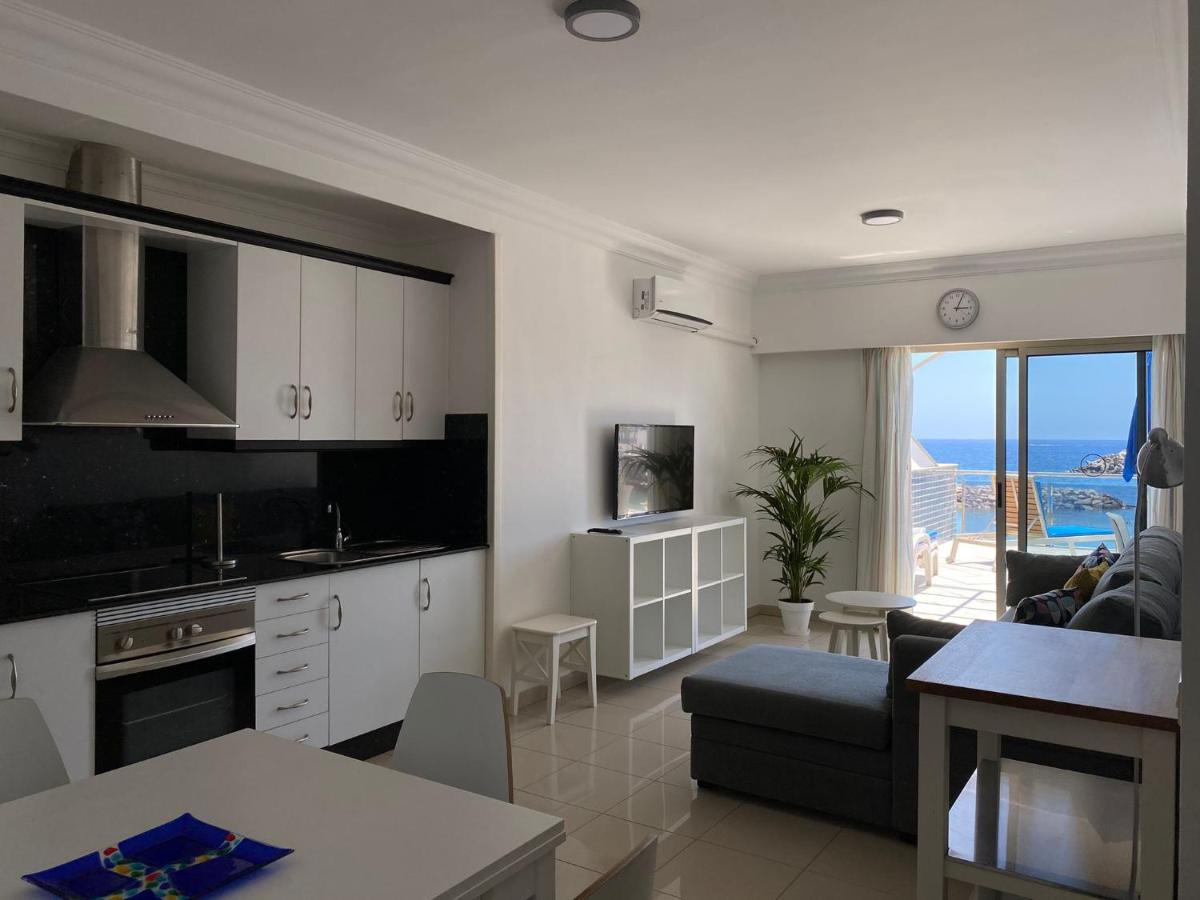 Billy'S Beachfront Apartment With Pool Access Puerto De Mogan Eksteriør billede
